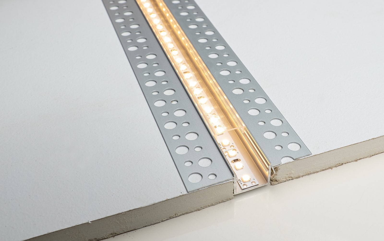 Alu élvédő gipszkartonhoz – miért fontos a pontos élképzés?